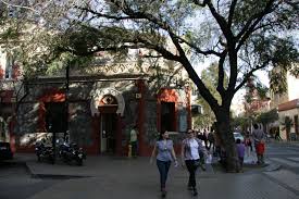Lastarria, uno de los barrios más turísticos del centro de santiago, sorprende con sus circuitos culturales, restaurantes, bares y tiendas. File Barrio Lastarria 3 Jpg Wikipedia