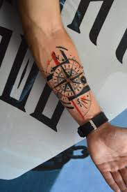 Pin De Comite De Caucheros Cartagena En Cool Tatuajes Para Hombres En El Antebrazo Tatuajes Para Hombres Tatuaje De Flecha Y Brujula