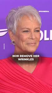 It doesn't matter if she has gray hair and wrinkles, Jamie Lee Curtis stays  true to herself and doesn't resort to surgery or procedures. And she looks  stunning. 📹: https://www.instagram.com/backgrid_usa/