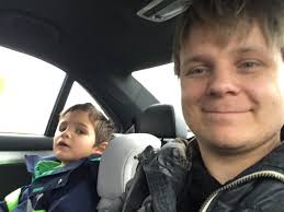 Nyhetsoppleseren på radio nevner Kvinnegruppa Ottar. Sønn (5) spør om de  synger på norsk eller engelsk.