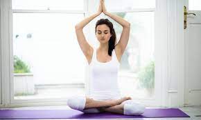 Kundalini yoga utilizes movement, sound, breath, and meditation to relax and restore your mind and body while improving strength, flexibility, and endurance. Kundalini Yoga Kopf Und Geist In Einklang