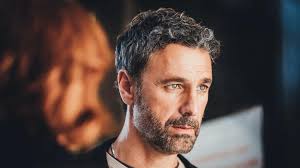 Raoul Bova, prete per fiction in Don Matteo: “La vita mi ha messo alla  prova, pensavo di non farcela. Cerco di essere un buon padre”