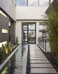 Le Couloir De Nage La Super Piscine Des Jardins En Longueur Elle Decoration Porche Entree Maison Maisons Exterieures Idee Entree Maison