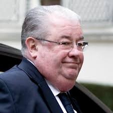 Depuis hier, les anciens ministres de l'Intérieur n'ont plus droit à une  voiture de fonction ad vitam. C'est un drame pour eux, un drame dont  certains Français qui ont du mal à