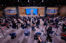 Une conférence de presse est un événement médiatique au cours duquel des personnalités qui font l'actualité convient des journalistes à les écouter et, le plus souvent, à leur poser des questions. Putin Denies Involvement In Poisoning Of Navalny Russian Opposition Leader The New York Times
