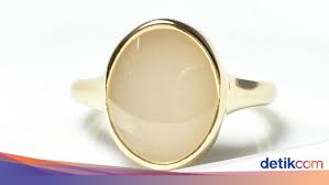 Cincin tunangan dengan batu berlian ataupun batu. Anda Tidak Akan Percaya Cincin Ini Terbuat Dari Asi