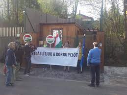 Súlyosan sérült gyerekük ápolása mellett kénytelenek voltak dolgozni is, nyugdíj után kevesebb támogatás a „jutalom. Orban Viktor Haza Kozelebe Jutottak A Demonstralok