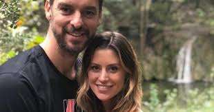 Pau Gasol y su mujer, Cat McDonnell, muestran una fotografía de su boda