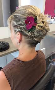 La coupe au carré, voilà une coiffure mythique et on peut se lisser les cheveux pour obtenir une coupe parfaitement droite et maîtrisée ou bien faire un. Cinoe Coiffure Coiffure De Mariee Sur Carre Plongeant Court Facebook