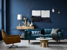 Ce bleu vert aux accents vintage tient le haut de l'affiche depuis plusieurs années et cartonne notamment version velours. Salon Mur Peinture Bleu Fauteuil Cuir Tapis Sol Table Basse Decoration Salon Bleu Deco Salon Deco Bleue
