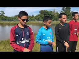 Tanaman ini tumbuh di permukaan air yang tenang dengan bunga dan daunnya tumbuh di permukaan air, keluar dari tangkai yang bernama rizoma yang berada di dalam lumpur pada dasar air. Drama Komsas Tenang Tenang Air Di Tasik Youtube