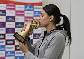 Neutroni liberi eliberați de fiecare eveniment de fisiune pot declanșa în continuare alte evenimente care, la rândul lor eliberează mai mulți neutroni și pot determina mai multe fisiuni. Romanian Handball Star Cristina Neagu Receives Fourth Ihf Player Of The Year Title Romania Insider