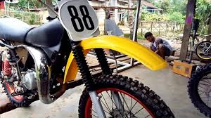 Sekilas motor ini tidak ada bedanya dengan si jalanan standar pabrikan, yang membedakan hanya gambar diatas merupakan salah satu koleksi modifikasi motor yamaha rx king yang paling kece karena menggunakan konsep mengkilap atau. Review Rx King Grasstrack Yrp 88 Motor Jadul Youtube