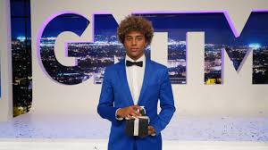 Ο ηρακλής τσουζινοβ έχει παγκόσμια ομοφια είπαν από το πρακτορείο μοντέλων elite και τον θέλαν σα τρελοί είναι ίδιος ο τζέρεμι μικς που έγινε παγκοσμίως γνωστός. Hraklhs Tsoyzinob Eretikos Gr