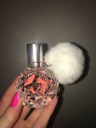 Haar uitgesproken stem, krachtige performance en persoonlijkheid maken haar een populaire artiest. Ariana Grande Ari 30ml Perfume Arianagrande Ari Perfume Ariana Grande Fragrance Ariana Perfume Ariana Grande Perfume