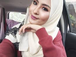 Wany hasrita performing her debut solo single, menahan rindu. Biodata Wany Hasrita Penyanyi Lagu Menahan Rindu Lokmanamirul Com