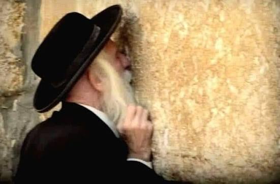 MURO DE LOS LAMENTOS Una reportera de CNN escuchó hablar de un anciano judío  que había estado yendo a orar al Muro de los Lamentos durante muchos años,  todos los días, sin