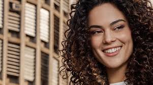 Le brun est la deuxième couleur de cheveux la plus fréquente chez les humains après le noir. La Coloration Deshydrate T Elle Les Cheveux Boucles