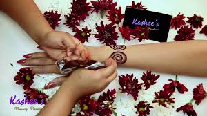 Kashee's mehndi experts know how to add complexity and exotic beauty to every single design they apply. Kashees Flower Signature Mehndi 1 Kashee S Signature Mehndi By Kashees Beauty Parlor Alyaalan