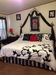 Pin By Julie Hirtzel On Black And White Rooms Bedroom Red Black White Bedrooms Paris Themed Bedroom