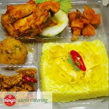 Dari sisi tekstur nasi, nasi kuning manado terasa lebih keras atau pera , tidak seperti nasi kuning jawa yang pulen, mungkin hal ini disebabkan oleh jenis berasnya. Kalori Nasi Kuning