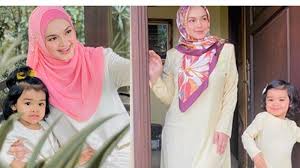 Born 11 january 1979) is a malaysian singer, songwriter, actress and businesswoman with more than 300 local and international awards. Anak Semata Wayang Siti Nurhaliza Siti Aafiyah Sudah Pandai Berpose Lakukan Pemotretan Bareng Ibu Tribunnews Com Mobile