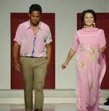 Jun 17, 2021 · menurut khairy, dia dimaklumkan oleh radzi bahawa terdapat 357,000 pelajar yang akan menduduki sijil pelajaran malaysia (spm) dengan membabitkan 47,000 guru. Inilah 8 Koleksi Foto Isteri Dan Anak Khairy Jamaluddin Iluminasi