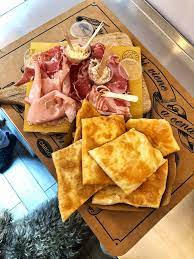 Oct 26, 2019 · lo gnocco fritto è un antipasto golosissimo tipico della cucina dell' emilia romagna!si tratta un impasto del pane a base di farina, acqua, lievito e strutto; Gnoko On The Road Street Food Di Gnocco Fritto A Milano A Milano Puoi