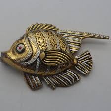 Black And Gold Jewelry From Spain Vintage Spanish Damascene Fish Brooch 1950s Gold Black Enamel Accents Ladies Pins Three Dimensional Made In Spai Vintage Brooches Figural Jewelry Brooch