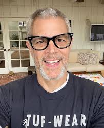 Johnny Knoxville embracing his grey hair. (Has been dying it darker for 20  years). : r/pics