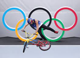 Carrera, cuyo objetivo es completar el recorrido en el menor tiempo posible, y estilo libre (freestyle), cuyo objetivo es realizar acrobacias. Edaipqh11n1sm