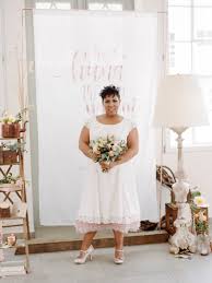 Das rosa kann ihr hochzeitskleid delikat aufpeppen. Curvy Brautkleider Von Kussdiebraut Bei Vintage Hochzeitsinspiration