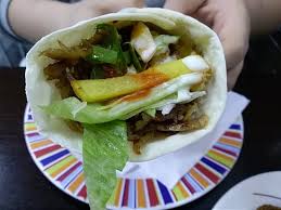 La variante più gettonata in italia è invece quella del dürüm kebab, nella quale la carne è avvolta dalla pita, una sorta di piadina che è possibile fare in casa seguendo la mia ricetta. Piadina Kebab Foto Di Anatolia Doner Kebab Milano Tripadvisor
