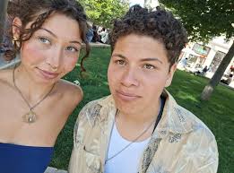 Jag och min bror (19&20år) är i budapest fram tills 2a juli, vore skitkul  om några andra som är här vill mötas upp någon kväll! Jag tänkte även resa  någonstans mellan 18e