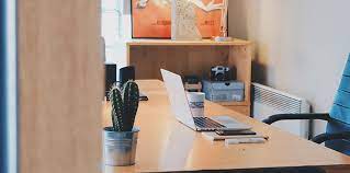 Dalam menata tata ruang kantor diperlukan beberapa asas supaya penataan bisa dilakukan pemisahan ruang kantor dengan cara bersekat/berkamar membutuhkan biaya yang lebih besar warna yang tepat untuk suatu kantor ini tergantung pada macam dan sifat pekerjaan yang ada di. 7 Cara Menata Ruang Kantor Yang Sempit Mbiz Insight