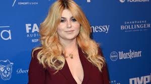 Roxeanne hazes (pop singer) was born on the 18th of january, 1993. Roxeanne Hazes And Nikkie Tutorials Work Together In Make Up Program Teller Report