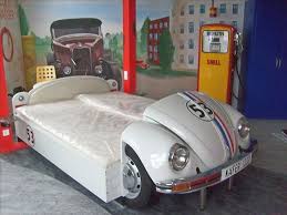 Mobel Aus Autos Der Kafer Im Schlafzimmer Als Hingucker Martin Schlund Baut Aus Oldtimern Einzigartige Automobel Fotostrecke Vau Max Das Kostenlose Performance Magazin