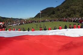 From katasumbar.com pelaksanaan upacara bendera di puncak gunung bawakaraeng 17 agustus 2016. Yonarmed 6 Kostrad Kibarkan Bendera Merah Putih Raksasa Di Lembah Ramma Kostrad