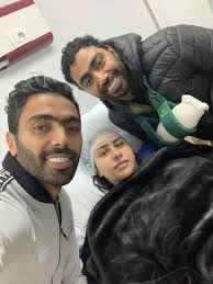 دخل حسين الشحات نجم الأهلي، في مناوشات كلامية مع بعض الحاضرين لمباراة القمة أمام الزمالك، عقب نهاية اللقاء بالتعادل بهدف لكل فريق. Ø±Ø¨Ù†Ø§ ÙŠÙ‚ÙˆÙ…Ùƒ Ø¨Ø§Ù„Ø³Ù„Ø§Ù…Ø© Ø­Ø³ÙŠÙ† Ø§Ù„Ø´Ø­Ø§Øª ÙŠØ¯Ø¹Ù… Ø²ÙˆØ¬ØªÙ‡ Ø¨Ø¹Ø¯ Ø®Ø¶ÙˆØ¹Ù‡Ø§ Ù„Ø¹Ù…Ù„ÙŠØ© Ø¬Ø±Ø§Ø­ÙŠØ© Ø§Ù„ÙŠÙˆÙ… Ø§Ù„Ø³Ø§Ø¨Ø¹