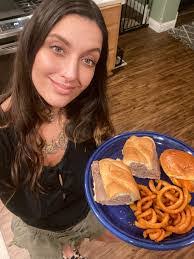 Chelsie Hurst's Instagram, Twitter & Facebook