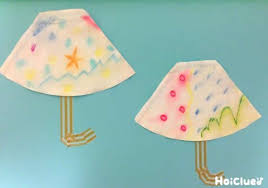 パステルカラーのにじみ絵傘 素材をいかした製作あそび 保育や子育てが広がる 遊び と 学び のプラットフォーム ほいくる にじみ絵 保育園 製作 クラフト