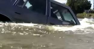 how to quickly escape a sinking car in