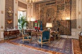 Il palazzo del quirinale nacque alla fine del 1500 come residenza estiva di papa gregorio xiii, che all'interno, nello scalone d'onore, troneggia un affresco di melozzo da forlìche in origine decorava subito di fronte, sulla piazza, il palazzo delle scuderie del quirinale è famoso per mostre fra le più. Il Palazzo Del Quirinale Ed I Suoi Giardini Immagini Degli Interni Visite Guidate E Percorsi Culturali A Roma