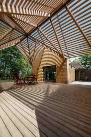 Terrasse Bois Spacieuse Dont Le Toit Cree Un Jeu De Lumiere Et D Ombre Terrasse Ideen En 2020 Toiture Terrasse Bois Terrasse Bois Toiture Terrasse