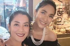 Sontoloyo 2.167 views3 year ago. Bagikan Potretnya Bersama Lulu Tobing Dan Suami Baru Happy Salma Kegirangan Sekarang Lengkap Kalau Foto Bersama Semua Halaman Nakita