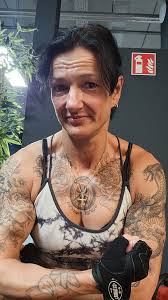 Hey ihr lieben ich hoffe ihr genießt den freien tag ich habe für heute  alles erledigt...heute war Oberkörper und Beine dran ....beinpresse 160 kg  das schafft .wünsche euch ein schönen tag 😃🥰💯