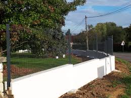 Pour changer, les propriétaires n'ont pas installé leur clôture composite sur le muret en pierre mais autour ! Epingle Sur Murs De Cloture Droits En Beton Lisse Citomur Et Ecomur Beton