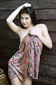 Ditambah lagi kulitnya yang mulus, jadi makin seksi. Galeri Foto Model Seksi Pakai Kemben 6 16 Thailand Apsara Batik Luscious Hentai Manga Porn