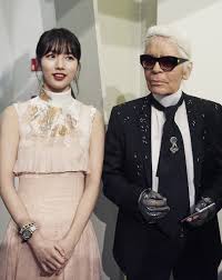 Today it has more than 45,000 pairs of shoes available online, specially selected for you ! Karl Lagerfeld Soompi
