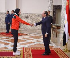 ورافق فريال أشرف في رحلة العودة للقاهرة أحمد الجندى لاعب الخماسى الحديث الحاصل على الميدالية الفضية فى أولمبياد طوكيو. Ø¬Ø±ÙŠØ¯Ø© Ø§Ù„Ù…Ø§Ù„ Ø§Ù„Ø±Ø¦ÙŠØ³ Ø§Ù„Ø³ÙŠØ³ÙŠ ÙŠÙ‡Ù†Ø¦ ÙØ±ÙŠØ§Ù„ Ø£Ø´Ø±Ù Ø¨Ø·Ù„Ø© Ø£ÙˆÙ„Ù…Ø¨ÙŠØ§Ø¯ Ø·ÙˆÙƒÙŠÙˆ ÙØ®ÙˆØ± Ø¨Ø§Ø¨Ù†ØªÙŠ ÙˆÙ‡Ø°Ø§ Ø¥Ù†Ø¬Ø§Ø² Ø¬Ø¯ÙŠØ¯